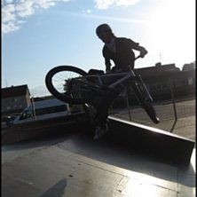 Tailwhip p&aring; bank. &Aring;kare: Johan Englund.