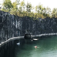 Hoppar 20m klippa i kalkbrottet i Vagnh&auml;rad. Foto: Olle Bergendahl. &Aring;kare: Claes Lind.