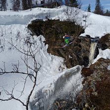 Vattenfallsdropp i utkanten av tegefj&auml;ll
&Aring;kare:.