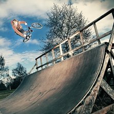 Olle sm&auml;ller av en fet eurotable.. Foto: Niklas Sundin. &Aring;kare: Olle Gunnholt.