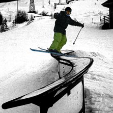Tobias railar S-rail i bran&auml;s ;)  

tyv&auml;rr bai. Foto: Jonas Myr&eacute;n. &Aring;kare: Tobias Nilsson.