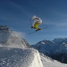 Johan smetar p&aring; en av sina patenterade 360 mute. Foto: Victor L&ouml;hr. &Aring;kare: Johan Westergren.