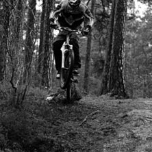 Jocke cyklar s&ouml;nder hipen.. Foto: Simon Berggren. &Aring;kare: Joakim Hedlund.