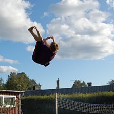k&ouml;r lastbil och n&aring;r precis med v&auml;nster handen s. Foto: broder. &Aring;kare: pontus.