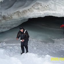 Min bror p&aring; v&auml;g ut ur isgrottan i sulitelma glac. Foto: Tommy &ouml;man.