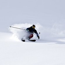 Niklas laddar p&aring; en fet sv&auml;ng i Val Pintga. Foto: Fredrik Bergqvist. &Aring;kare: Niklas Rantzow.