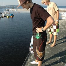 en fin kille i sina b&auml;sta &aring;r s&ouml;ker en mysig ung. Foto: magnuss o brasse, &auml;ven kallad bingo rim&egrave;. &Aring;kare: ankan som simmar.