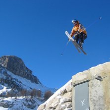 Michael hoppar &ouml;ver pumphuset vid dammen nedanf&ouml;. Foto: Martin Bengtsson. &Aring;kare: Michael Malmros.