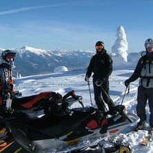 Skotertaxin (Per o Mattias) har precis l&auml;mnat av . Foto: Mattias Fredriksson. &Aring;kare: Henrik Liljeqvist, Magnus Johansson, Per Levnisson.