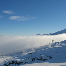 Molnen ligger &ouml;ver dalen, men p&aring; berget har vi u. Foto: Gustav x.