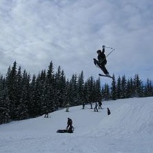 Min kompis Joel flyger p&aring; dom l&aring;nga guppen! Lite. Foto: Markus. &Aring;kare: Joel.