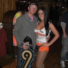 Efter en fet dag p&aring; gatan m&aring;ste man ju sl&auml;cka t. Foto: Markus Fredlander. &Aring;kare: Andreas Jacobsson.