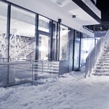 Dubbelkink utanf&ouml;r det nya hotellet i byn.. Foto: Marcus R&ouml;nne. &Aring;kare: Maximilian Noppeney.