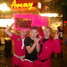 Efter en trevligt fest, tog vi avenyn med storm i . Foto: Therese Berge. &Aring;kare: Caz, Hjoan &amp;amp; Makys.