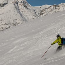 &aring;rets f&ouml;rsta skiddag -osp&aring;rat fr&aring;n f&ouml;rsta til. Foto: Patrick S&ouml;dermark. &Aring;kare: Johan.
