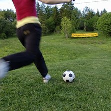 En utspark av Emelie p&aring; h&aring;l tv&aring; under en av pro. Foto: Joakim Wiberg. &Aring;kare: Emelie Andersson.