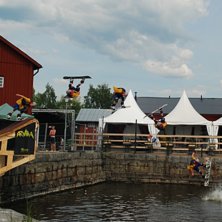 Jag dubbelflippar vattenhoppet i Arvika. Foto: Isak Andersson. &Aring;kare: Viktor Larsson.