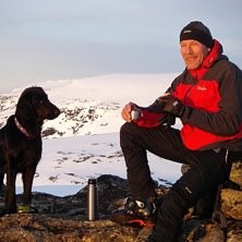 En kopp kaffe med utsikt!. Foto: Jonny &Ouml;hrn. &Aring;kare: Mats M&auml;ki (Filur &auml;r sugen p&aring; &auml;ppelkaka ).