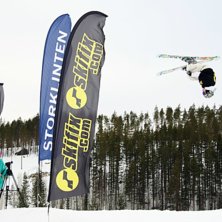 Tom Bostr&ouml;m i ett av sina spektakul&auml;ra hopp.. Foto: Ronald Lahti. &Aring;kare: Tom Bostr&ouml;m.