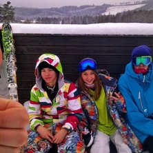 H&auml;rlig skiddag, vi satt och v&auml;nta p&aring; grillen, j. Foto: mattias bergstr&ouml;m. &Aring;kare: Jonas Knutsson, Rebecka Rosenqvist och Martin Homman.