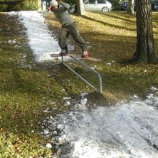 vi kunde inte h&aring;lla oss och lassade upp sn&ouml; fr&aring;. Foto: Henrik berqqvist. &Aring;kare: Pontus Wiehager.