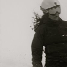 Fartfyllt i Glacier Bowl. Foto: Emil Engman. &Aring;kare: Louise Ryd&eacute;n.