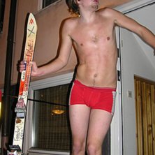 Calle visar de extrema Edge skidorna under premi&auml;. Foto: Viktor Bjurlid. &Aring;kare: CarlOlov Neider.