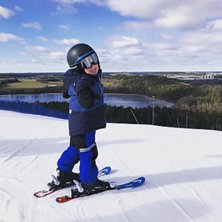 Lillebror 4 &aring;r som &auml;lskar skid&aring;kningen lika myc.