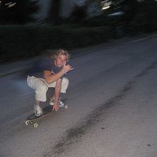 Fullfart framm&aring;t p&aring; v&auml;ster&aring;sgator en sommarkv�. Foto: marcus wadsten. &Aring;kare: johan wadsten.