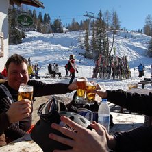 En trevlig middag i backen, solen skinner 8 av 10 . Foto: Sebastian Almgren. &Aring;kare: Sebastian Almgren.