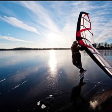 Kitewinge p&aring; spegelblank is.
Loggar ca 55km/h n�. Foto: Ulf Lindner. &Aring;kare: Lars Wall.