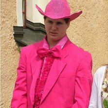Jag g&aring;r ur nian i mon rosa kostym. Foto: mamma. &Aring;kare: Johnny Eriksson.