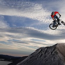Robin g&ouml;r en stilren 360 i &Aring;re Bike Park. J&auml;vli. Foto: Mattias Fredriksson. &Aring;kare: Robin Wallner.