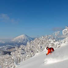 Pudder i Rusutsu med vulkanen Mt.Yotei i bakgrunne. Foto: ingvild Birgitte Ellingsrud. &Aring;kare: &Aring;shild Vedvik.