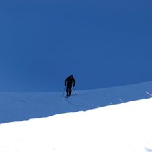 P&aring; v&auml;g uppf&ouml;r Mohnenfluh, sk&ouml;na bl&aring;toner.. Foto: Emil Persson. &Aring;kare: Ulf.