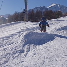 F&ouml;rsta s&auml;songen p&aring; skidor i pisterna och vilken. Foto: Pia Palm. &Aring;kare: Maximillian Palm.