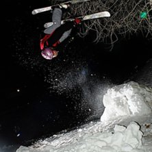 Vi h&auml;mtade sn&ouml; fr&aring;n ishallen &aring; byggde en liten. Foto: Lars-johan Sandstr&ouml;m. &Aring;kare: Elias Henderson.