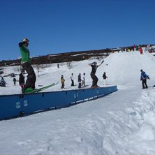 Johan och jon tar en &ouml;l p&aring; 30m boxen. Foto: Micke Lind. &Aring;kare: Johan och Jon.