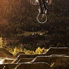 Teo v&auml;rmer upp med en liten shoulderscrub inf&ouml;r . Foto: Philip Lundman. &Aring;kare: Theo Gustavsson.