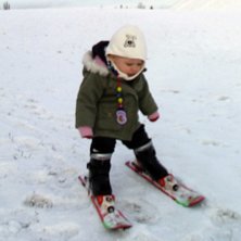Molly f&ouml;rsta skiddag! 10 m&aring;nader och 3 veckor &aring;. Foto: Johan Edenteg. &Aring;kare: Molly Edenteg &Aring;rman.