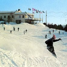 Den numera &ouml;vergivna slalombacken p&aring; H&ouml;gliden i. Foto: Sockenbilder Hudiksvall.