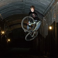 Alexander k&ouml;r dirt i t&aring;gtunneln n&auml;r regnet vr&auml;. Foto: Kenneth Einars. &Aring;kare: Alexander B&auml;ckvall.