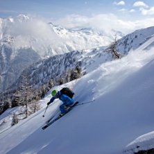 K&auml;nslan av att vara f&ouml;rst i or&ouml;rt puder i brant. Foto: Robin Ohlsson. &Aring;kare: Max Timander.