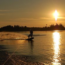 En underbar kv&auml;ll vid sj&ouml;n och vi lekte med wake. Foto: Malin L&ouml;nnbark. &Aring;kare: Jenny Aleryd.