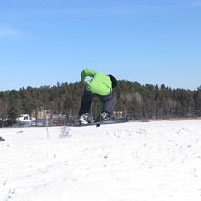 En solig dag i V&auml;sj&ouml;backen. Samma hopp, en ngt i. Foto: Mats Ericson. &Aring;kare: Jens Ortner.