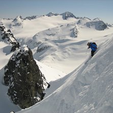 Sjon puder svang med en liten men maktig liten top. Foto: Theodore Birkner. &Aring;kare: Alexander Nylen.