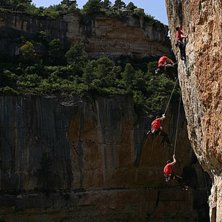 Anders faller fr&aring;n en 7b led i Spanska Siurana. . Foto: Jonas Ahlman. &Aring;kare: Anders Wilson.
