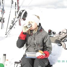 Emma utf&ouml;r dagens viktigaste, fikat p&aring; toppen.. Foto: Amelie Sj&ouml;holm. &Aring;kare: Emma Johansson.