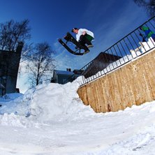Tailwhip &ouml;ver railen. Foto: Erik &Aring;hman. &Aring;kare: Johan Nordberg.