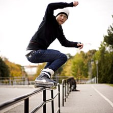 Min kompis drar av en rail. Foto: ?. &Aring;kare: Oscar.